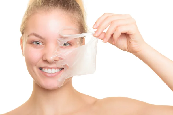 Flicka ta bort ansiktsskalet off mask — Stockfoto