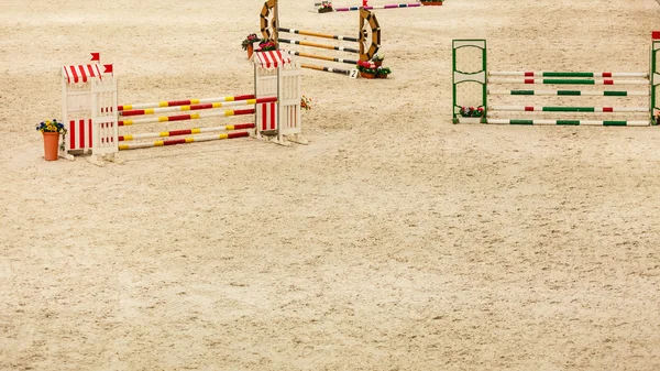 馬術。ジャンプ馬の障害. — ストック写真