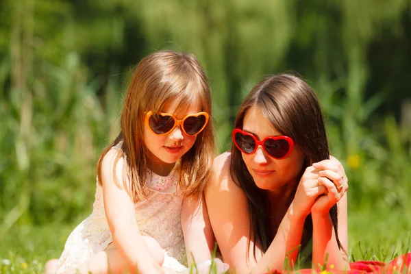 Mother and daughter having picnic in park — Stock Photo, Image