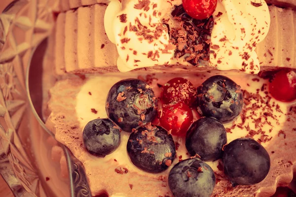 Ice cream and berry fruit — Stock Photo, Image