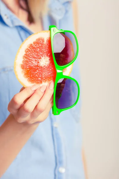 Flicka anläggning grapefrukt — Stockfoto