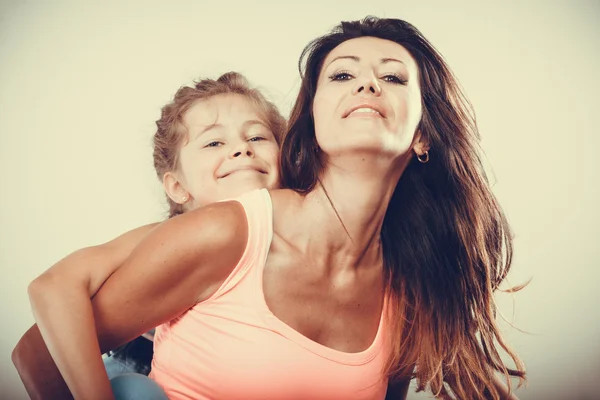 Mãe pai dando criança piggyback passeio. — Fotografia de Stock