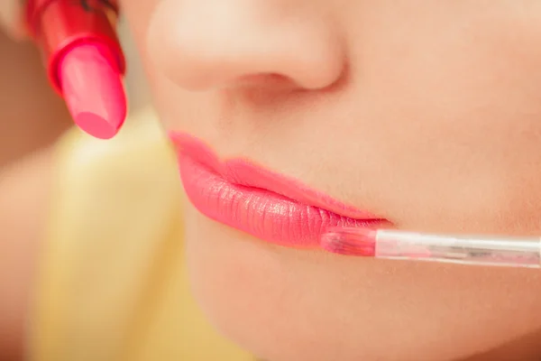 Vrouw die lippenstift met borstel op de lippen aanbrengt. Make-up — Stockfoto