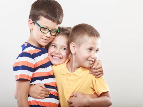 Glücklich lächelnd niedliche Kinder kleines Mädchen und Jungen. — Stockfoto