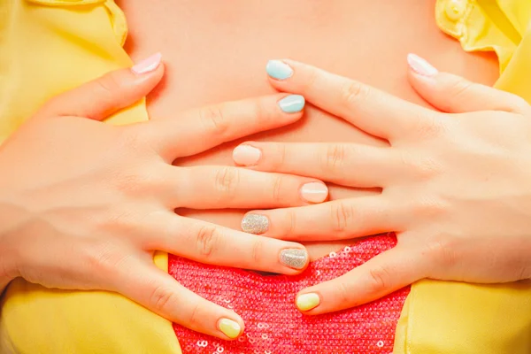 Mãos de mulher com esmalte de cor. Manicure . — Fotografia de Stock