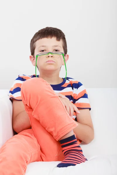 Porträt eines ernsthaften kleinen Jungen. — Stockfoto