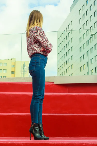 女性デニム パンツ ハイヒール ブーツ屋外 — ストック写真