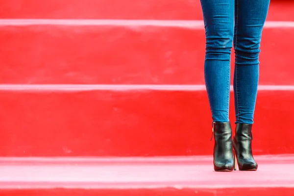 De benen van de vrouw in denim broek — Stockfoto