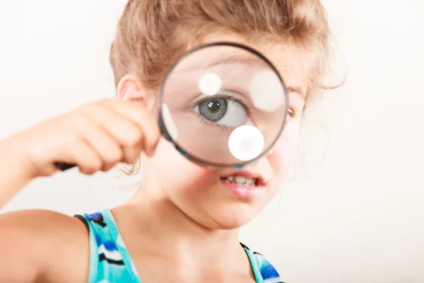 Little girl kid looking through magnifying glass. — Stock Photo, Image