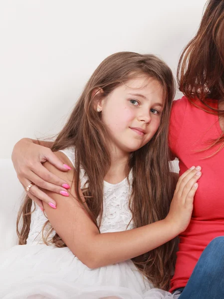 Una famiglia felice. Mamma e bambino sul divano di casa. — Foto Stock