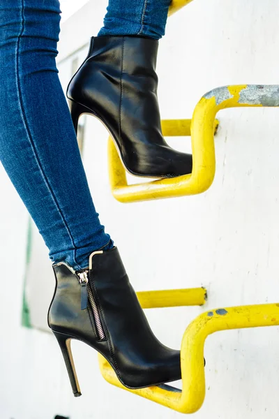 デニムパンツの女性の足かかとの靴屋外 — ストック写真