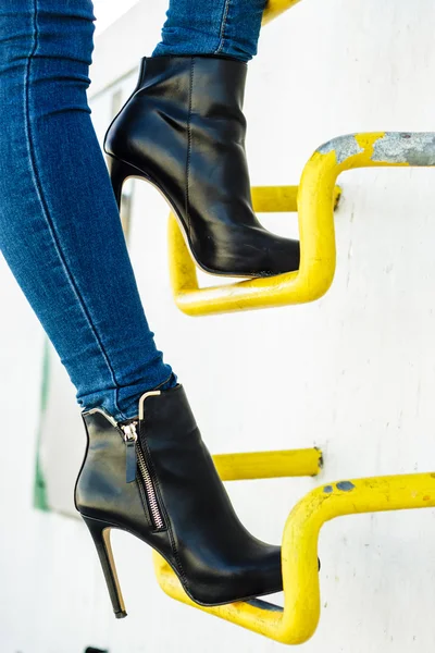 Woman legs in denim pants heels shoes outdoor — Stock Photo, Image