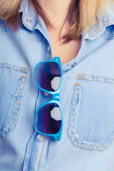Καλοκαίρι κορίτσι με τα γυαλιά ηλίου — Φωτογραφία Αρχείου
