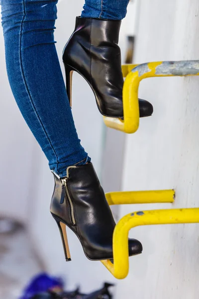 デニムパンツの女性の足かかとの靴屋外 — ストック写真