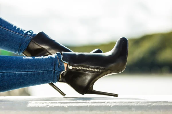 Жіночі ноги в джинсових штанях підбори взуття на відкритому повітрі — стокове фото