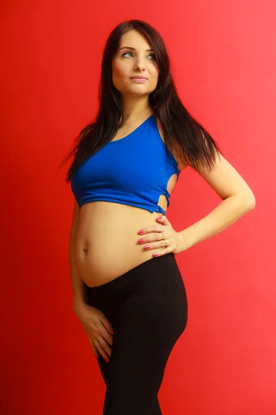 Femme enceinte posant — Photo