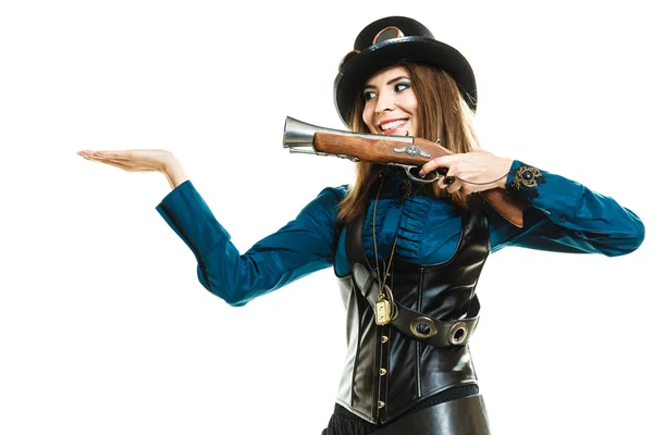 若い女の子ホールディング銃 — ストック写真