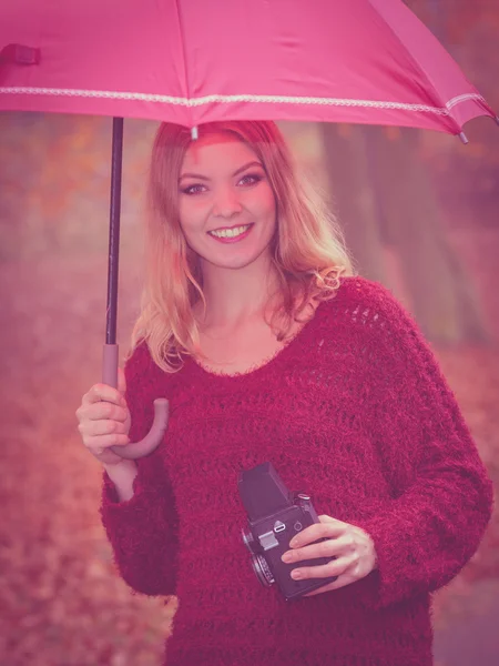 Woman holding umbrella and vintage camera — Stock Photo, Image