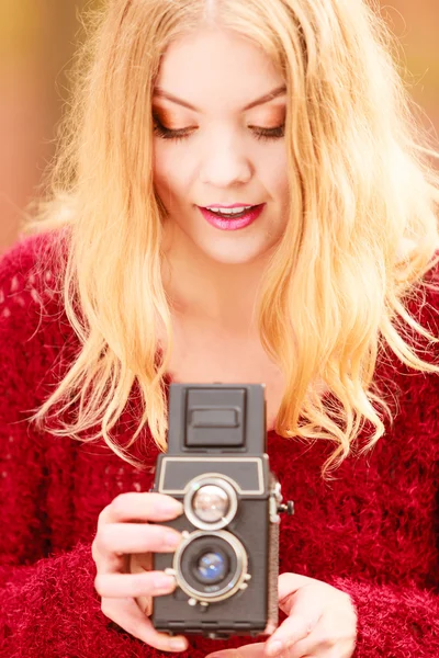 Frau mit alter Oldtimer-Kamera — Stockfoto