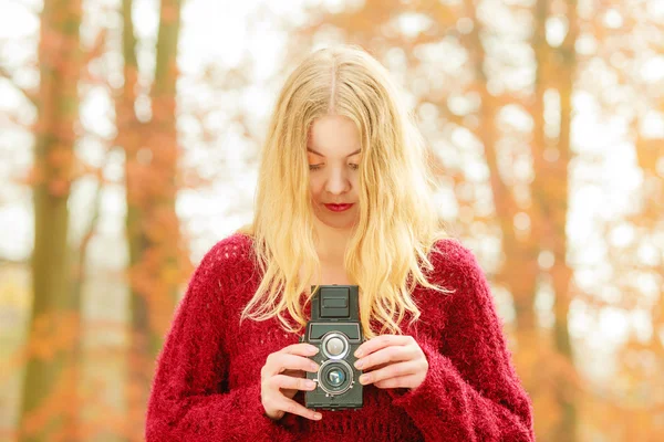 Kvinna med gammal vintage kamera — Stockfoto