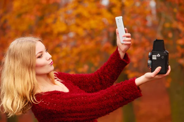 Mujer tomando auto foto — Foto de Stock