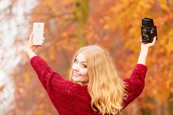 Mujer tomando auto foto — Foto de Stock