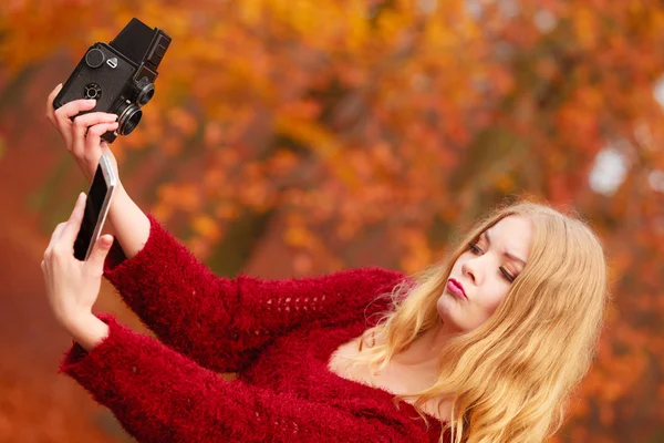 Žena s vinobraní fotoaparát brát fotografie. — Stock fotografie