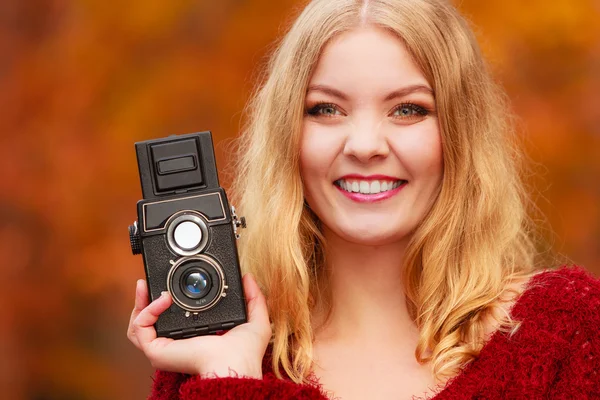 Mujer sosteniendo viejo vintage cámara —  Fotos de Stock