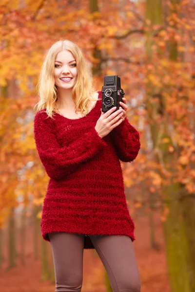 女人抱着旧的老式相机 — 图库照片