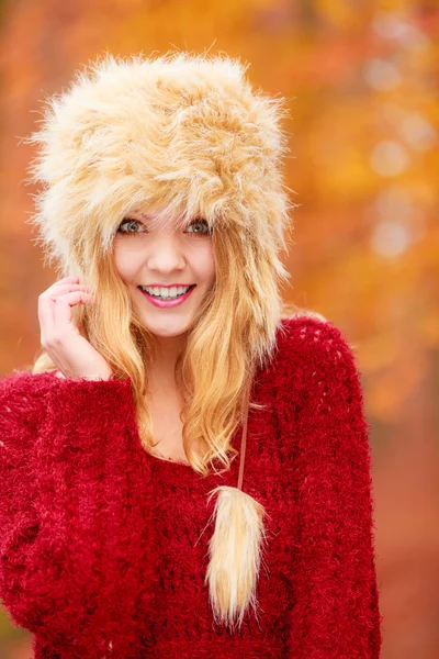 Mujer en piel sombrero de invierno posando —  Fotos de Stock