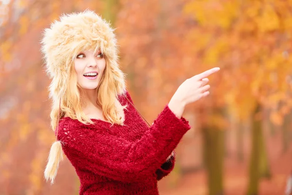 Woman  pointing direction. — Stock Photo, Image