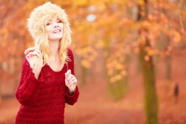 Kvinna i päls vinter mössa poserar — Stockfoto
