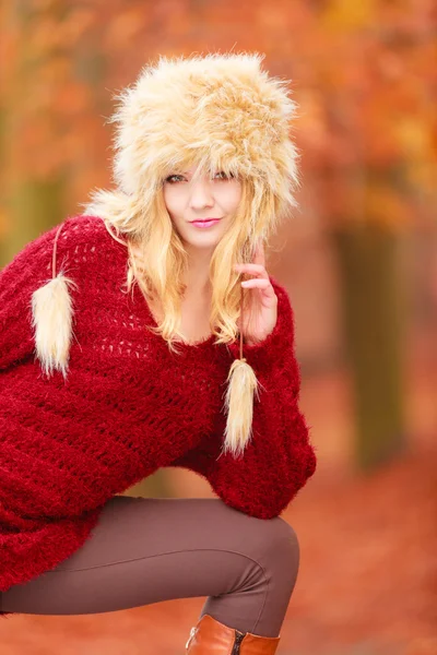 Frau mit Pelz-Wintermütze posiert — Stockfoto