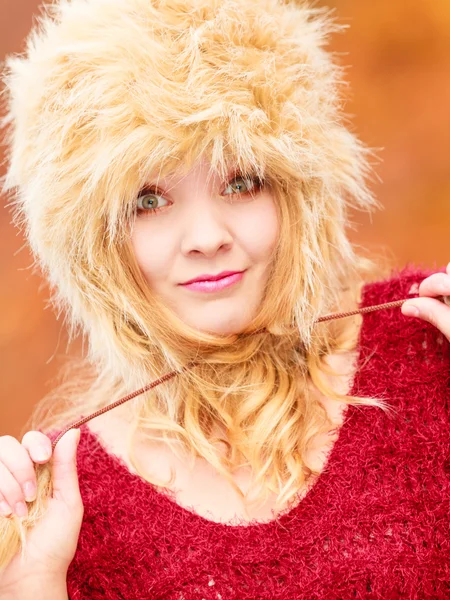 Femme en fourrure chapeau d'hiver posant — Photo