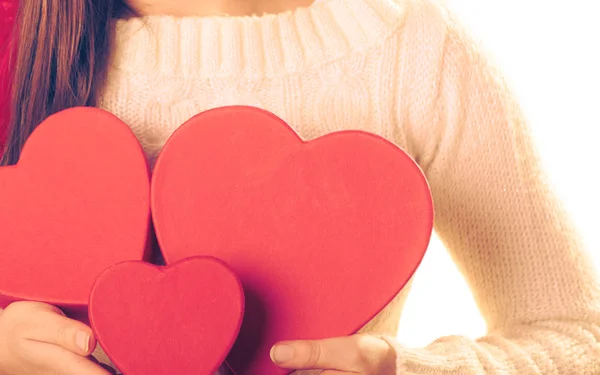 Vrouw met geschenkdozen — Stockfoto