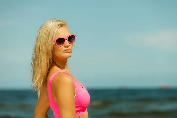 Girl posing on beach — Stock Photo, Image