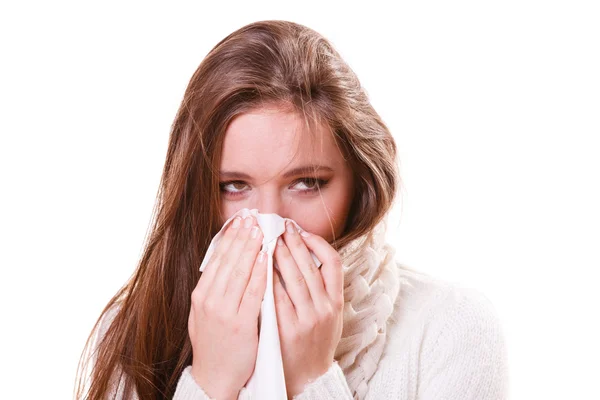 Woman with fever sneezing in tissue — Stock Photo, Image