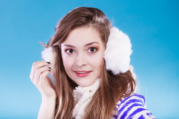 Dívka, která nosí Chrániče uší pózuje — Stock fotografie