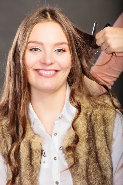 Styliste cheveux bouclés — Photo