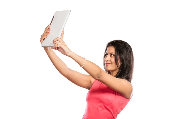 Mujer tomando auto fotos con tablet. — Foto de Stock