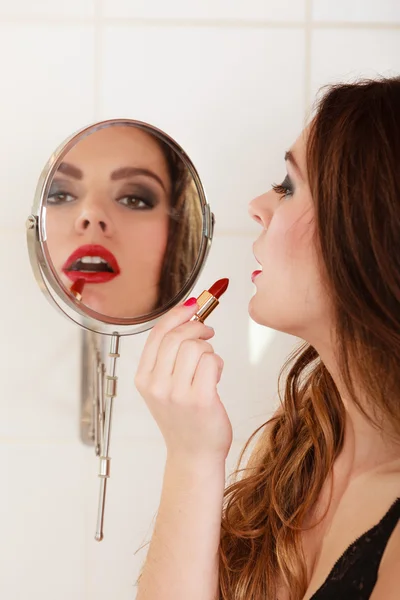 Chica haciendo maquillaje en el baño —  Fotos de Stock