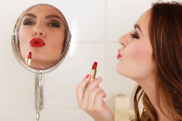 Chica haciendo maquillaje en el baño —  Fotos de Stock