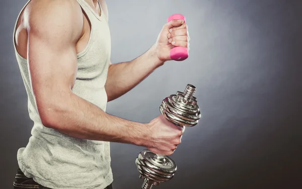 Hombre levantando pesas ligeras y pesadas — Foto de Stock