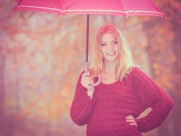 Mulher com guarda-chuva relaxante — Fotografia de Stock