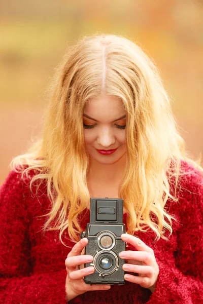 Kvinna anläggning kamera — Stockfoto