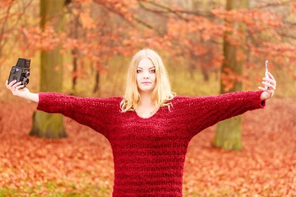 Vrouw nemen zelf foto — Stockfoto