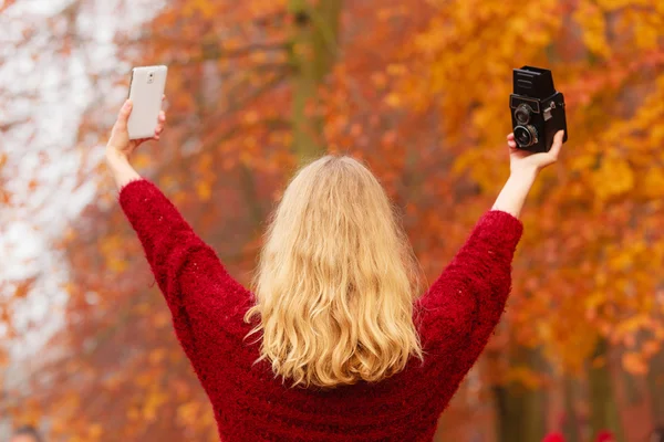 Mujer tomando auto foto —  Fotos de Stock