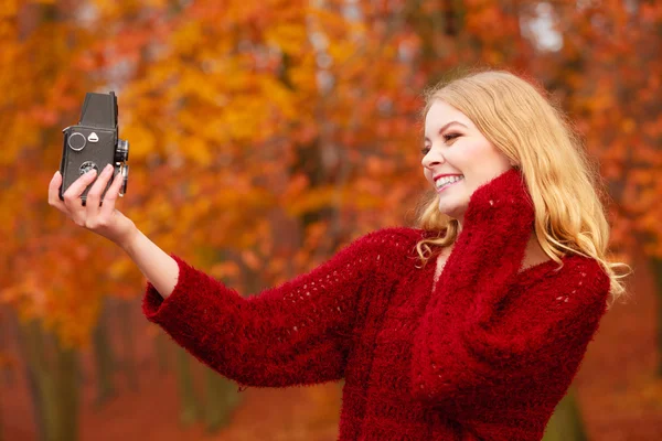 Woman holding old vintage camera. — Stock Photo, Image