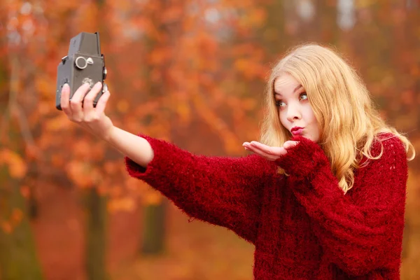 Женщина держит старую винтажную камеру . — стоковое фото