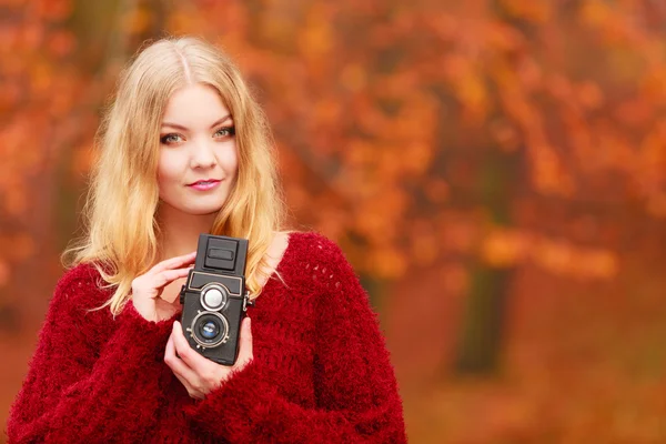 Woman holding old vintage camera. — Stock Photo, Image